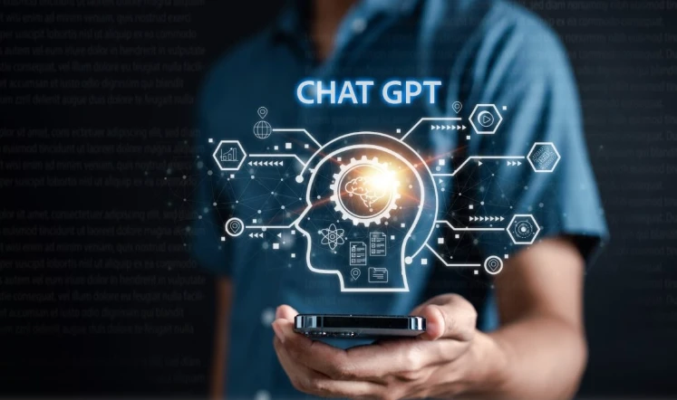 Imagem de um homem segurando um smartphone com uma ilustração digital de um cérebro e conexões tecnológicas, simbolizando inteligência artificial e uso do Chat GPT. Otimize para palavra-chave Chat GPT.